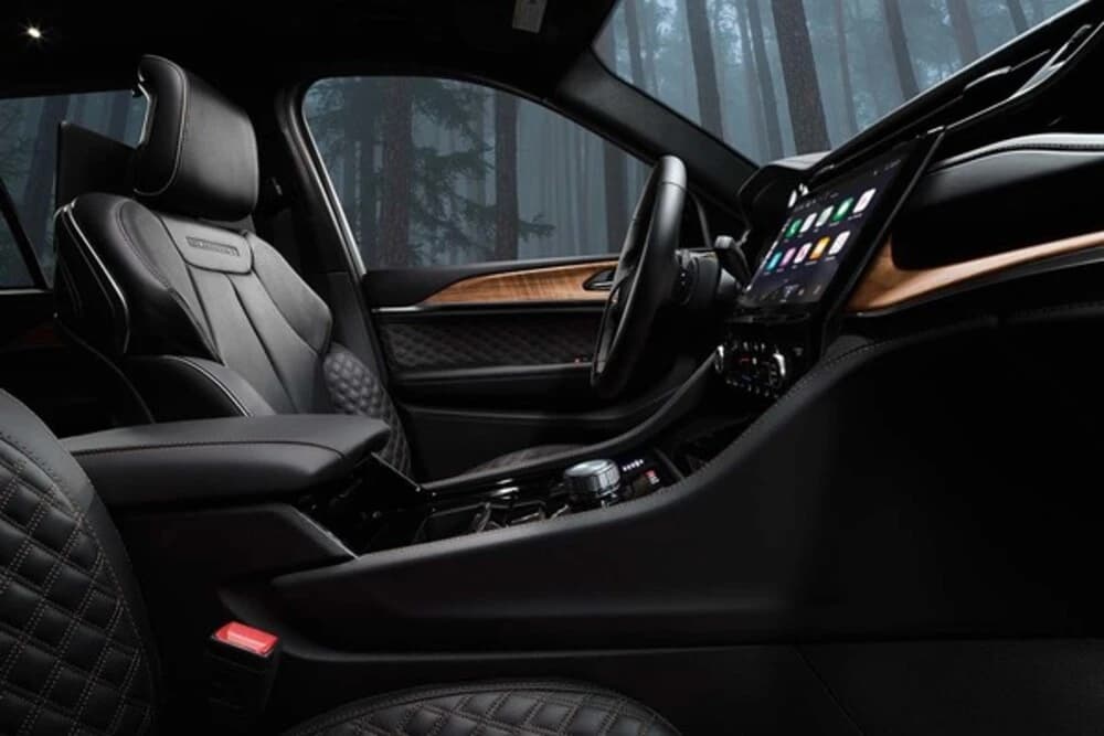 Intérieur du Grand Cherokee L – confort et adaptabilité